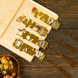Détail de marque-pages en métal ajouré avec glands sur des pages de livres anciens