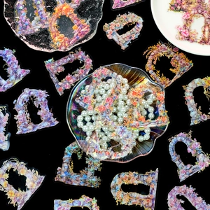 Macro-opname van PET-bloemenstickers met kleurrijke laserfolie op zwarte achtergrond