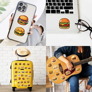Divers autocollants de burgers sur un ordinateur et une valise pour une décoration DIY