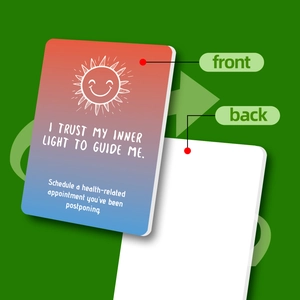 Detalle macro de tarjetas de autocuidado arcoíris con diseño frontal y posterior