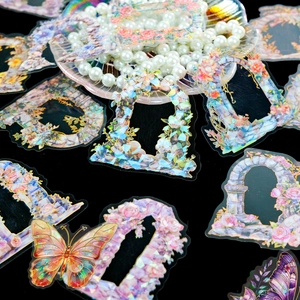 Macro-detail van laser PET bloemenstickers met holografische folie op zwarte ondergrond