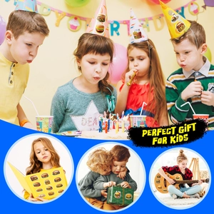Détails d'autocollants de burger étanches décorant un coffret cadeau et une guitare