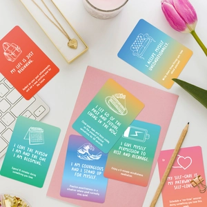 Primer plano de tarjetas de afirmación con degradado arcoíris y citas positivas de motivación