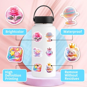 Autocollants étanches avec roses et ours colorés posés sur une gourde de sport blanche