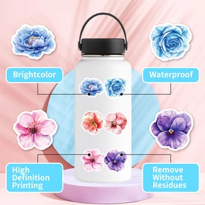 Primer plano de pegatinas de flores acuarela impermeables en botella con gran detalle