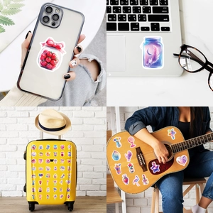 Détails d'autocollants fantaisie en vinyle appliqués sur un ordinateur et un téléphone