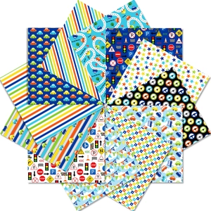 Set di 12 carte scrapbooking a tema auto blu e traffico con motivi a strisce