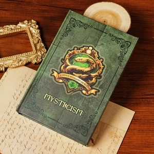 Carnet vert foncé mystique avec emblème de serpent doré et détails de style académie