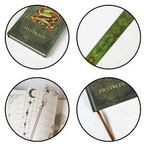 Détails d'un carnet vintage vert avec emblème doré et pages intérieures quadrillées
