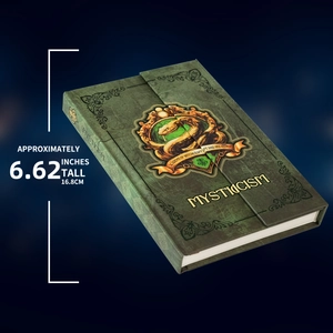 Détail d'un carnet d'école de magie vert vintage avec blason doré et design mystique