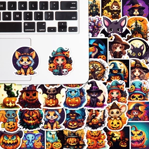 50 adesivi di Halloween con zucche e streghe che decorano la tastiera di un laptop