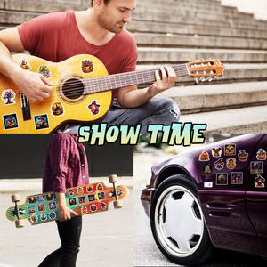 Adesivi di Halloween mostrati su chitarra, skateboard e superfici di auto