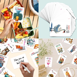 Vistas detalladas de tarjetas ilustradas de animales en fiambreras y en el escritorio
