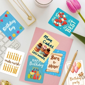 Set di biglietti d'auguri colorati con motivi di palloncini e torte per il compleanno