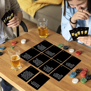 Mensen spelen een drankkaartspel aan tafel met bierglazen en kleurrijke pokerchips