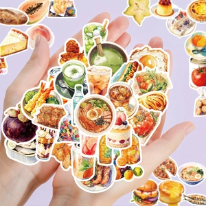 Primer plano de pegatinas de comida realistas con ramen y sushi sostenidas en manos