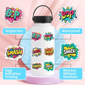 Primer plano de pegatinas de onomatopeyas de cómic sobre una botella de acero inoxidable