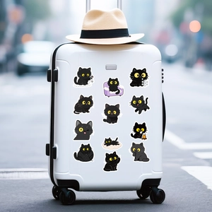 Autocollants de chats noirs mignons sur une valise blanche pour décoration de voyage
