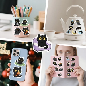 Autocollants de chats noirs mignons sur des gourdes et coques de téléphone décoratives
