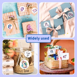 Detalle de pegatinas decorativas de unicornio en cajas de regalo y sobres