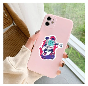 Coque de téléphone en silicone rose avec motif de console de jeu rétro faisant du skate