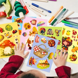 Gros plan de mains d'enfants choisissant des autocollants d'animaux dans un kit créatif