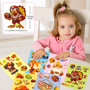 Tout-petit jouant avec des autocollants de puzzle thème automne et dinde, taille 5 pouces