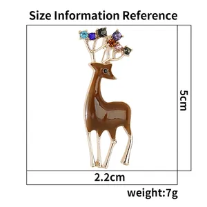 Broche élan de dessin animé avec strass colorés et détails de taille 5cm x 2,2cm