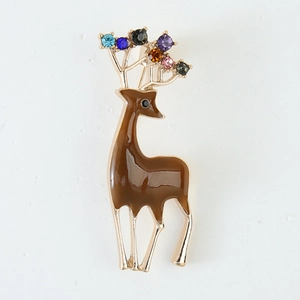 Broche renne mignonne en émail marron avec strass colorés sur bois dorés