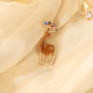 Broche renne de dessin animé en métal doré avec émail brun et cristaux colorés