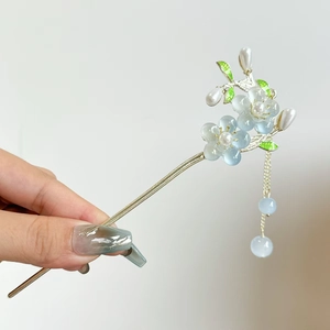 Eleganter chinesischer Haarstab mit hellblauen Blumen und metallischen Quasten