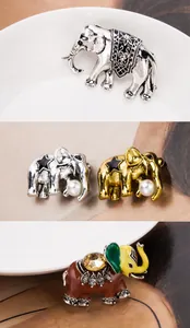 Macro-detail van olifantbroches met kleurrijk emaille, strass en imitatieparels