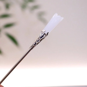 Eleganter chinesischer Silberhaarnadel mit weißen Blütenblättern vor Zen-Hintergrund