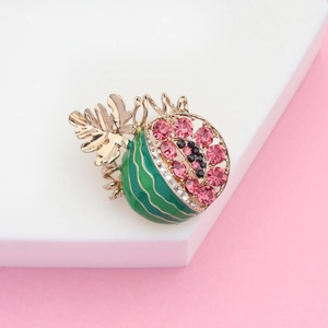 Broche pastèque élégante avec strass roses sur une plateforme blanche épurée