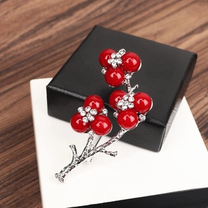 Broche rétro fleurs de prunier rouges avec perles sur branche argentée et boîte