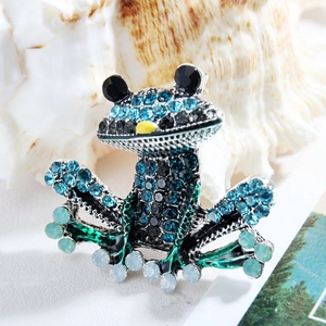 Broche de rana con diamantes de imitación azules y esmalte verde en concha blanca