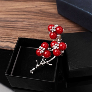 Élégante broche fleur de prunier argentée avec perles rouges dans son coffret cadeau