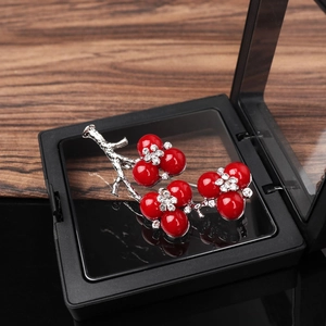 Broche fleur de prunier rouge rétro avec perles et cristaux sur branche argentée, cadeau