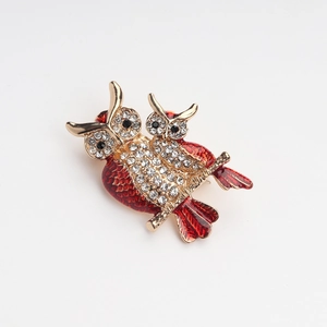 Broche hibou rouge étincelante avec strass et placage à l'or sur fond blanc pour femme
