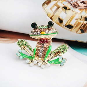 Broche de rana elegante con diamantes de imitación y esmalte verde en base dorada