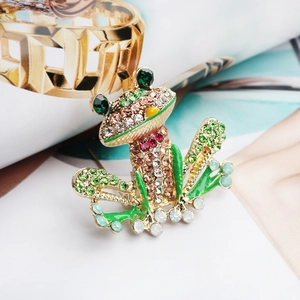 Broche de rana de dibujos animados en aleación dorada con cristales de colores