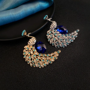 Squisita spilla a pavone con cristalli blu intenso e strass in finitura oro e argento