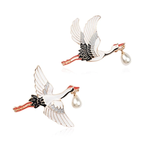Elegantes broches de grulla con esmalte blanco y colgante de perla de estilo vintage