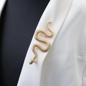 Vintage Schlange Brosche Gold mit Schuppen-Textur an einem weißen Anzug Revers