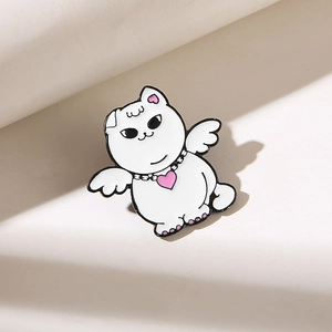Mignonne broche chat ange en émail blanc avec des ailes et un cœur sur fond texturé