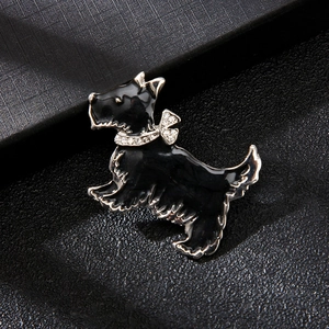 Broche de perro terrier negro esmaltado con lazo de diamantes sobre fondo oscuro