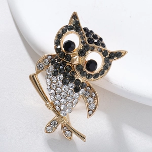 Broche hibou luxueuse en métal doré avec strass scintillants et yeux en pierres noires