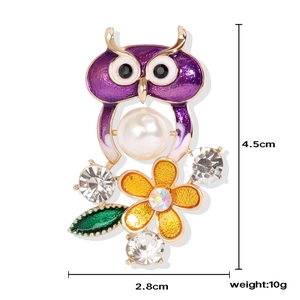 Broche chouette tendance en émail violet avec grande perle et accents de cristal