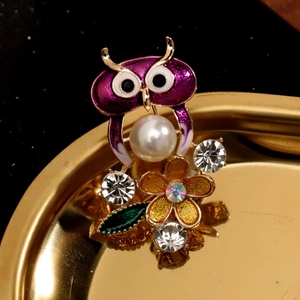 Élégante broche chouette en émail violet et perle blanche sur monture dorée