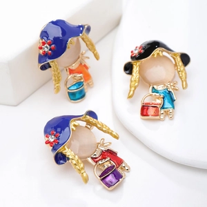 Modieuze broche voor dames met dansende meisjes versierd met parels en strass steentjes